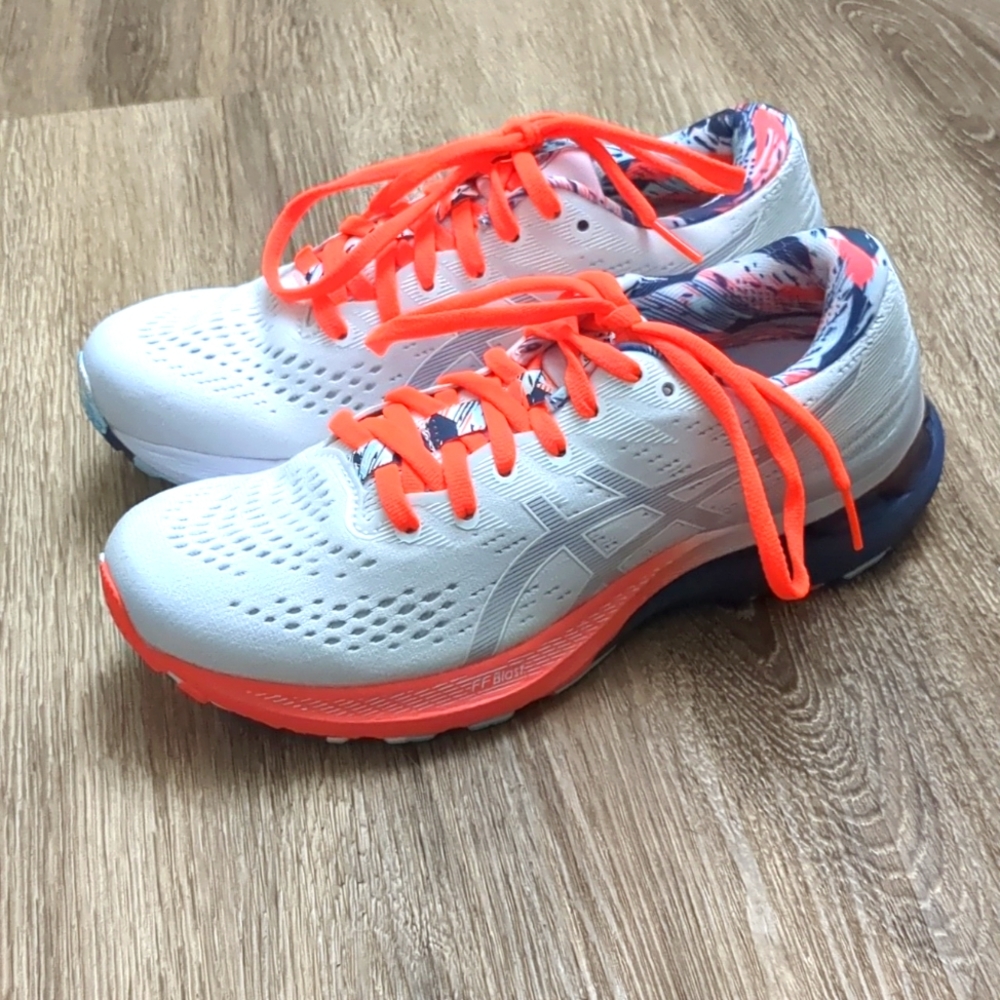 EUC Asics White & Thunder Blue Gel-Kayano 28 Running Shoes Size 7.5 Sneakers